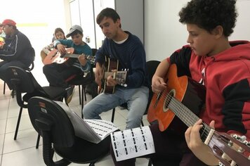 CRAS promove aulas de violão